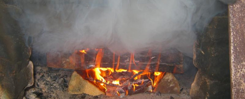 Чем топить камин