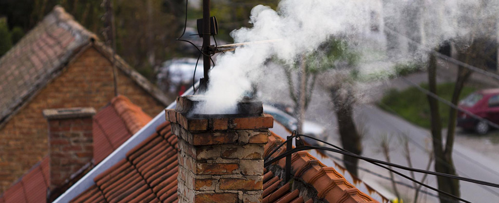 Чем топить камин