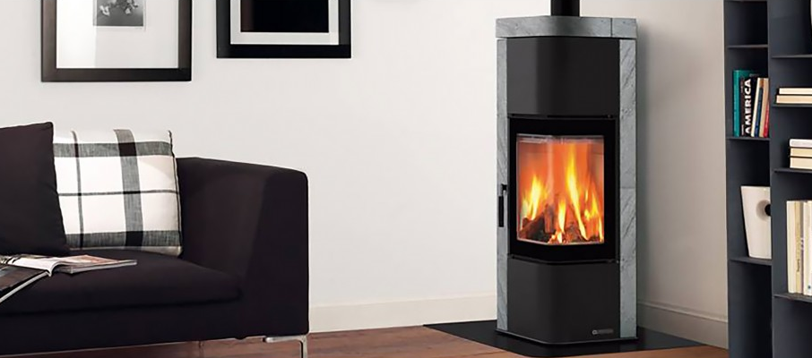 Печь-камин на дровах в доме